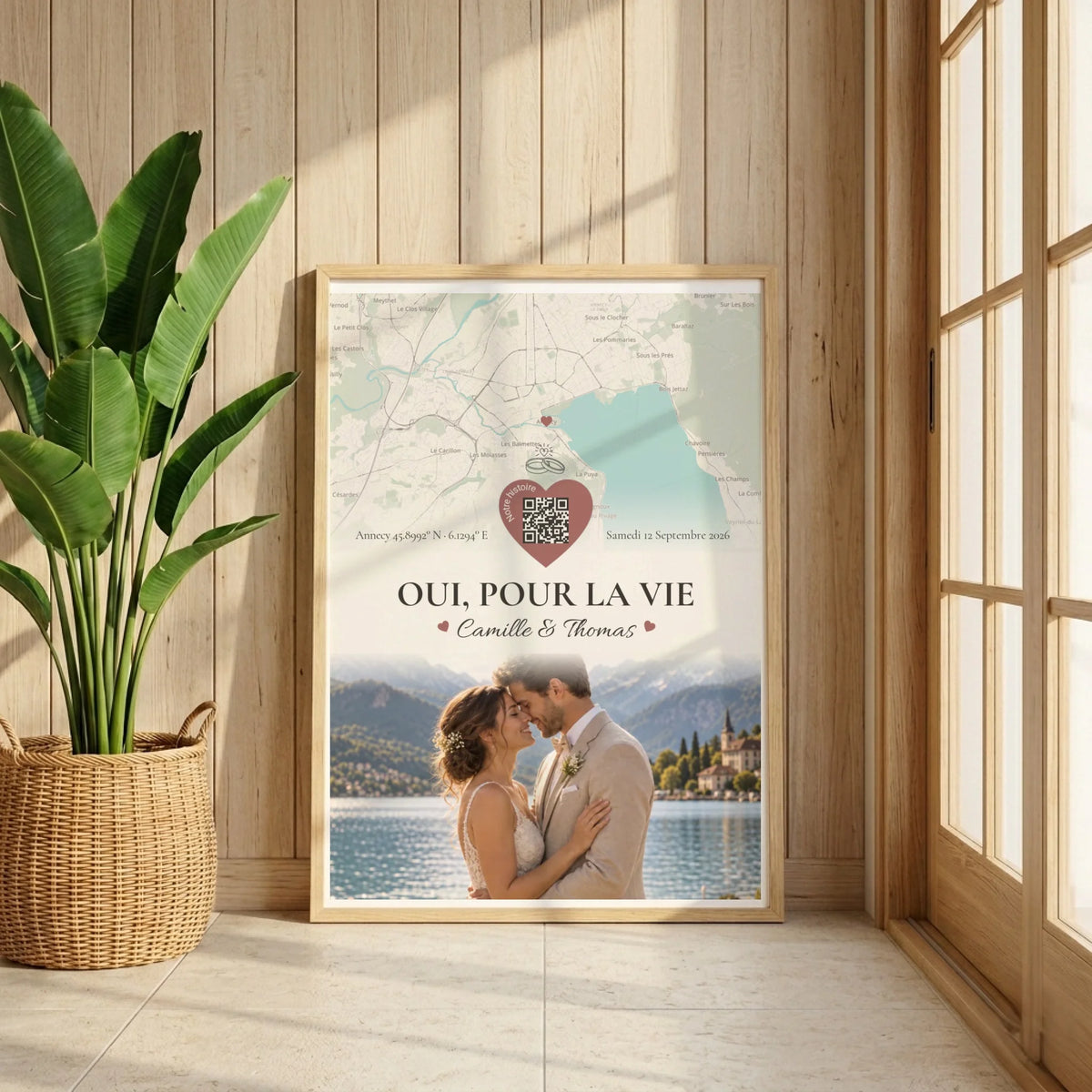 Affiche souvenir de mariage encadrée dans un intérieur lumineux, près d’une plante.
