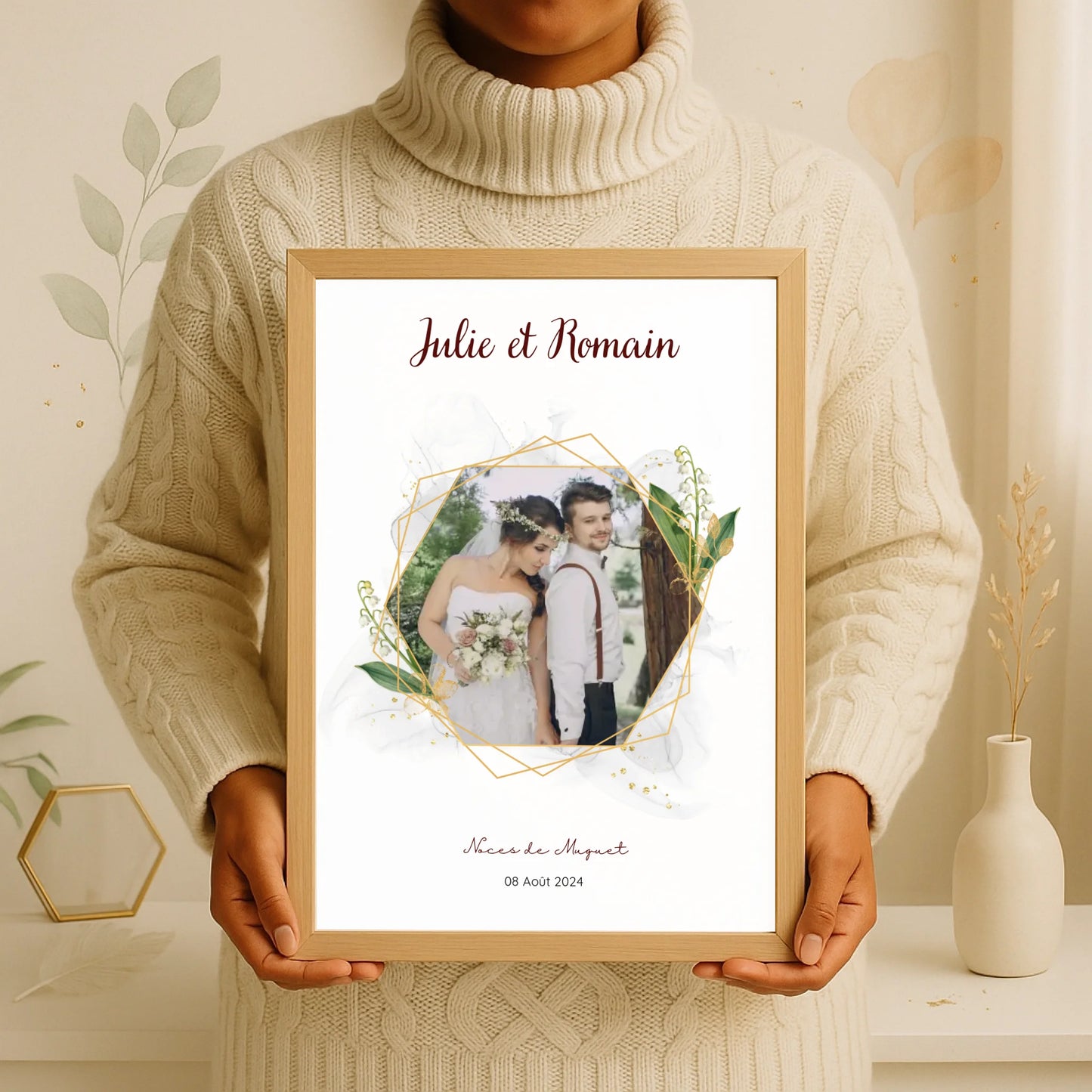Personne tenant une affiche personnalisée noces de muguet
