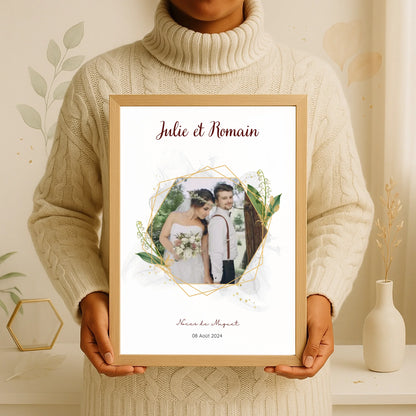 Personne tenant une affiche personnalisée noces de muguet
