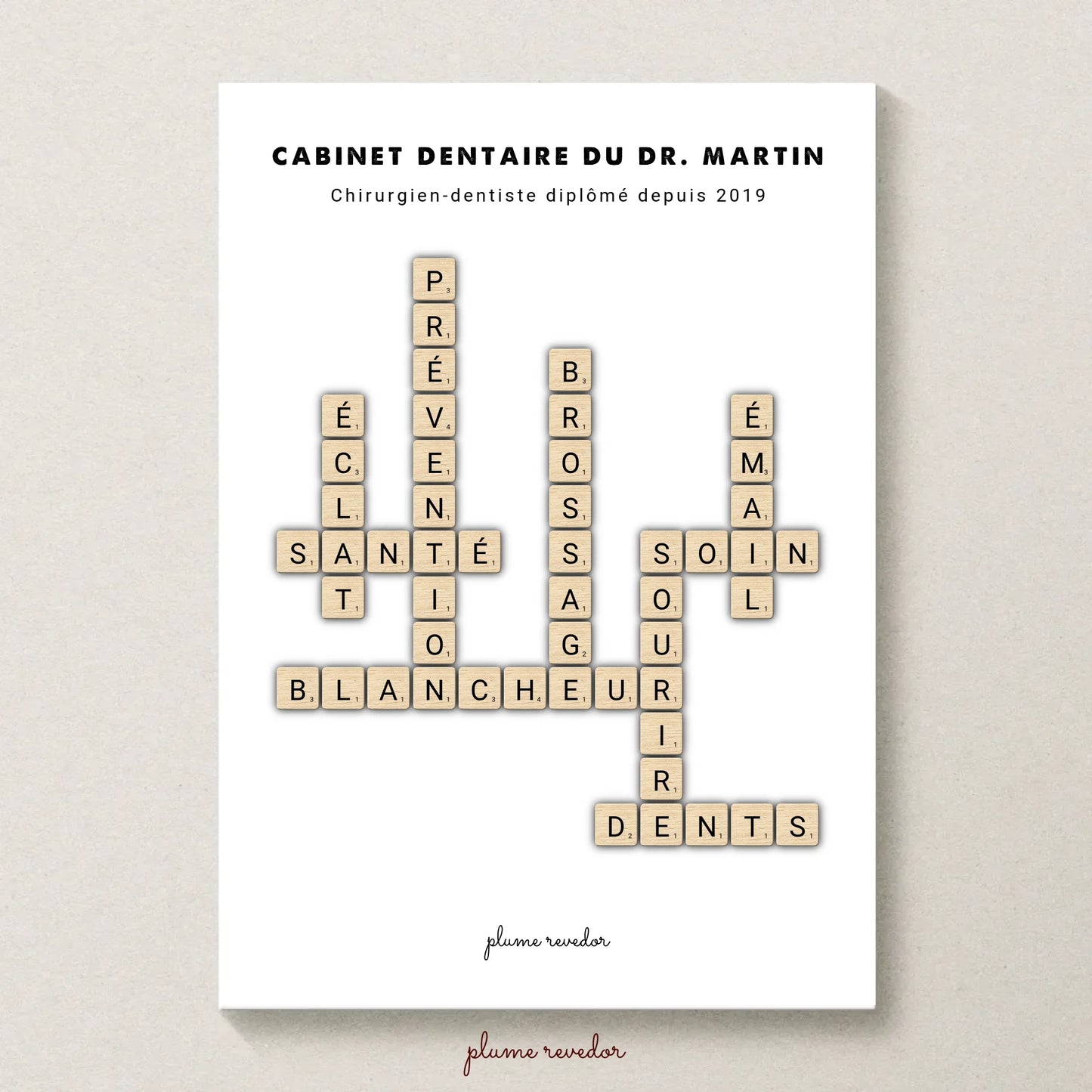 Détail des lettres scrabble beige formant les mots Éclat, Bienveillance et Précision, sur fond blanc