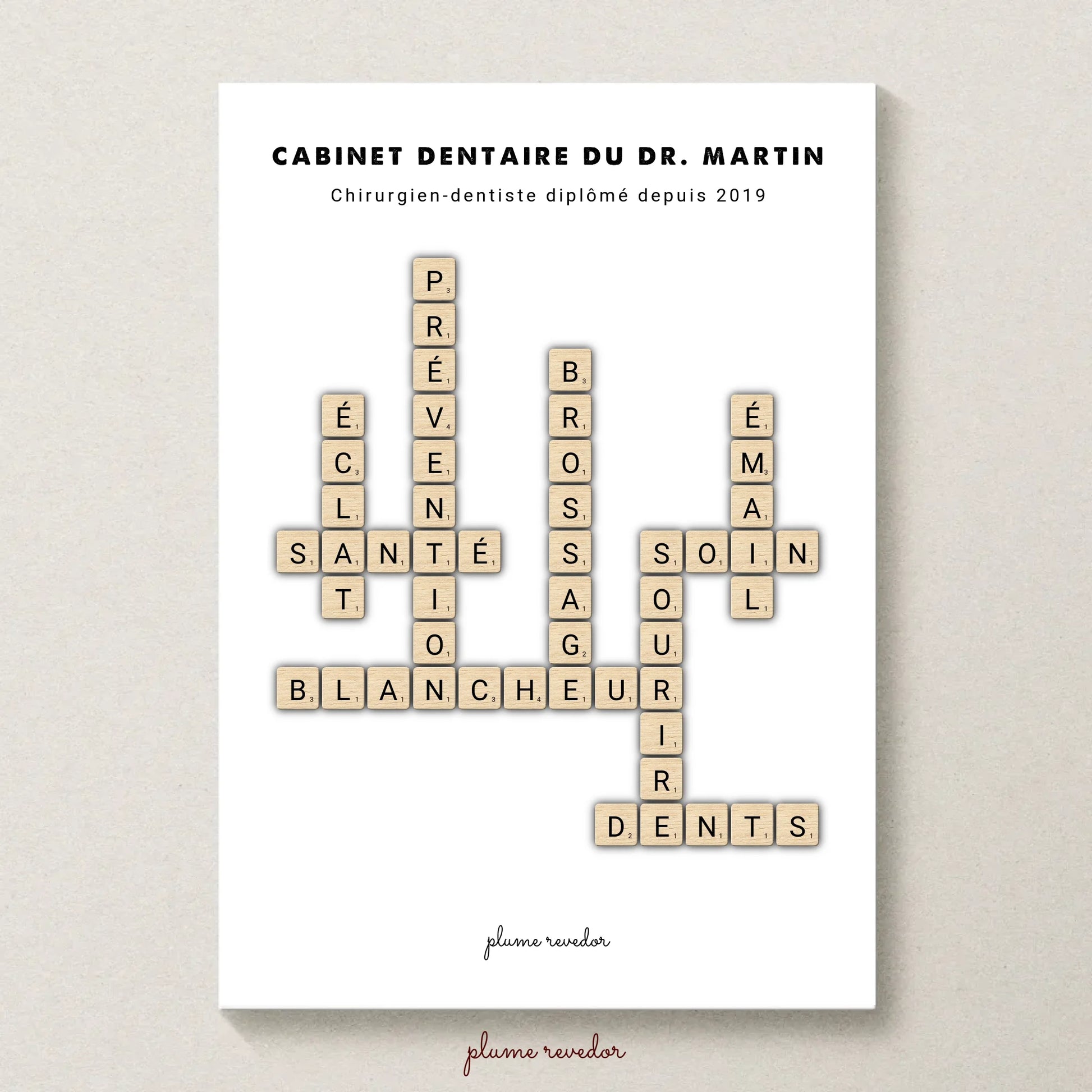 Détail des lettres scrabble beige formant les mots Éclat, Bienveillance et Précision, sur fond blanc