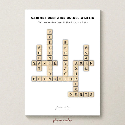 Détail des lettres scrabble beige formant les mots Éclat, Bienveillance et Précision, sur fond blanc