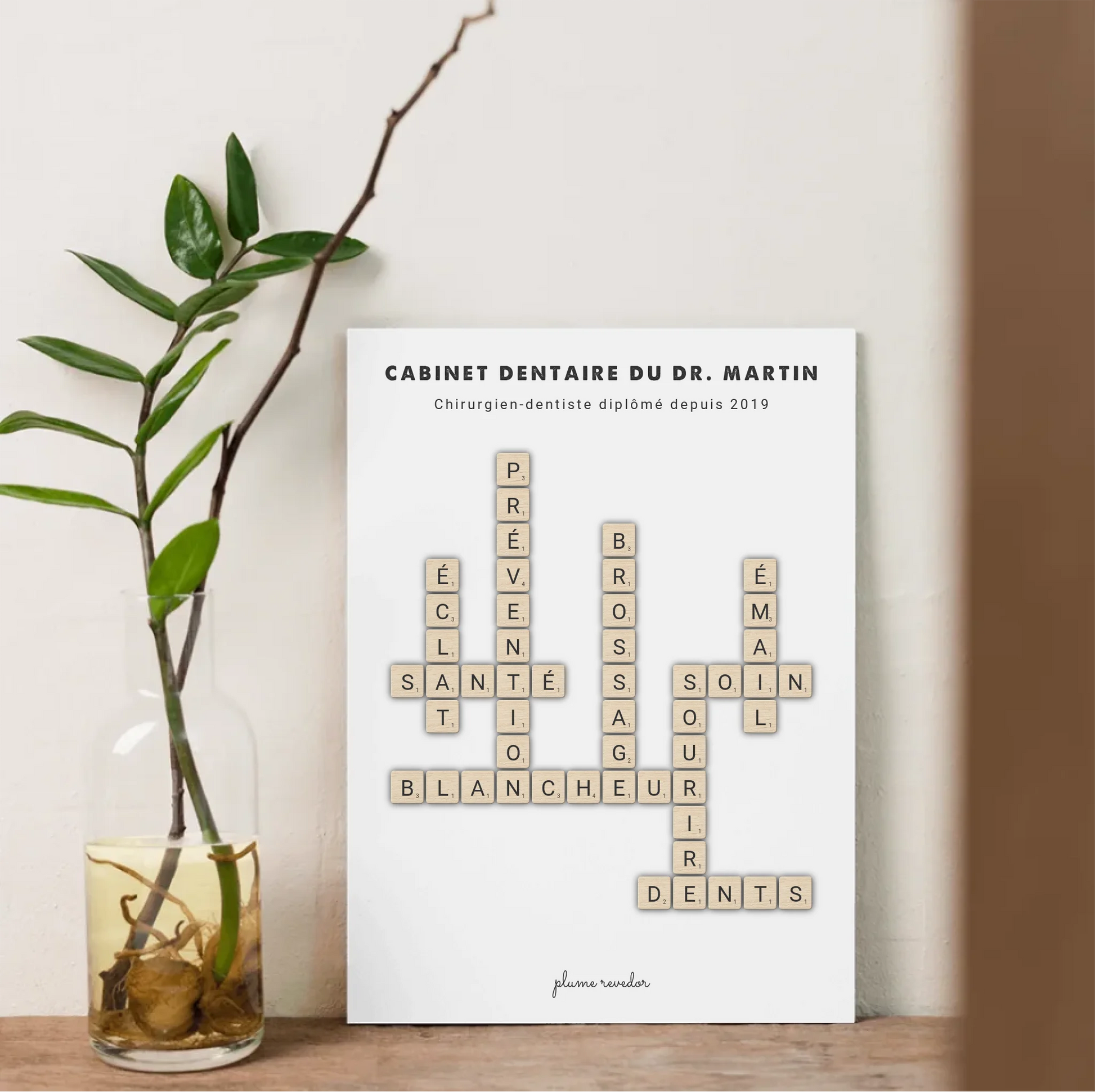 Affiche encadrée au mur d'un cabinet dentaire, décoration personnalisée au nom du praticien