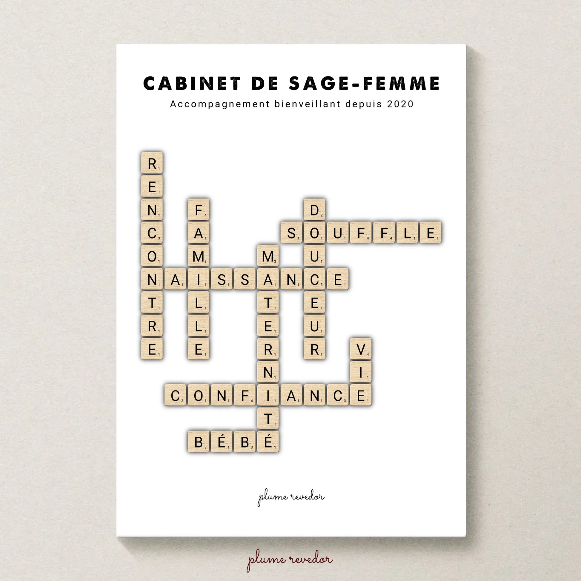 Détail des lettres scrabble beige formant les mots Confiance, Tendresse et Accueil, sur fond blanc