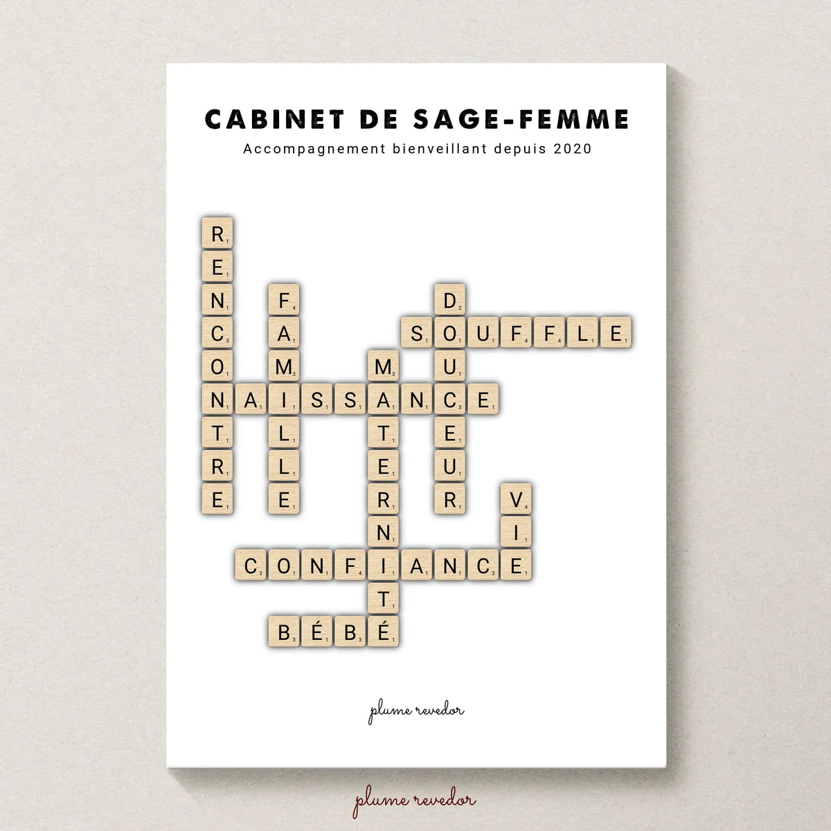 Détail des lettres scrabble beige formant les mots Confiance, Tendresse et Accueil, sur fond blanc