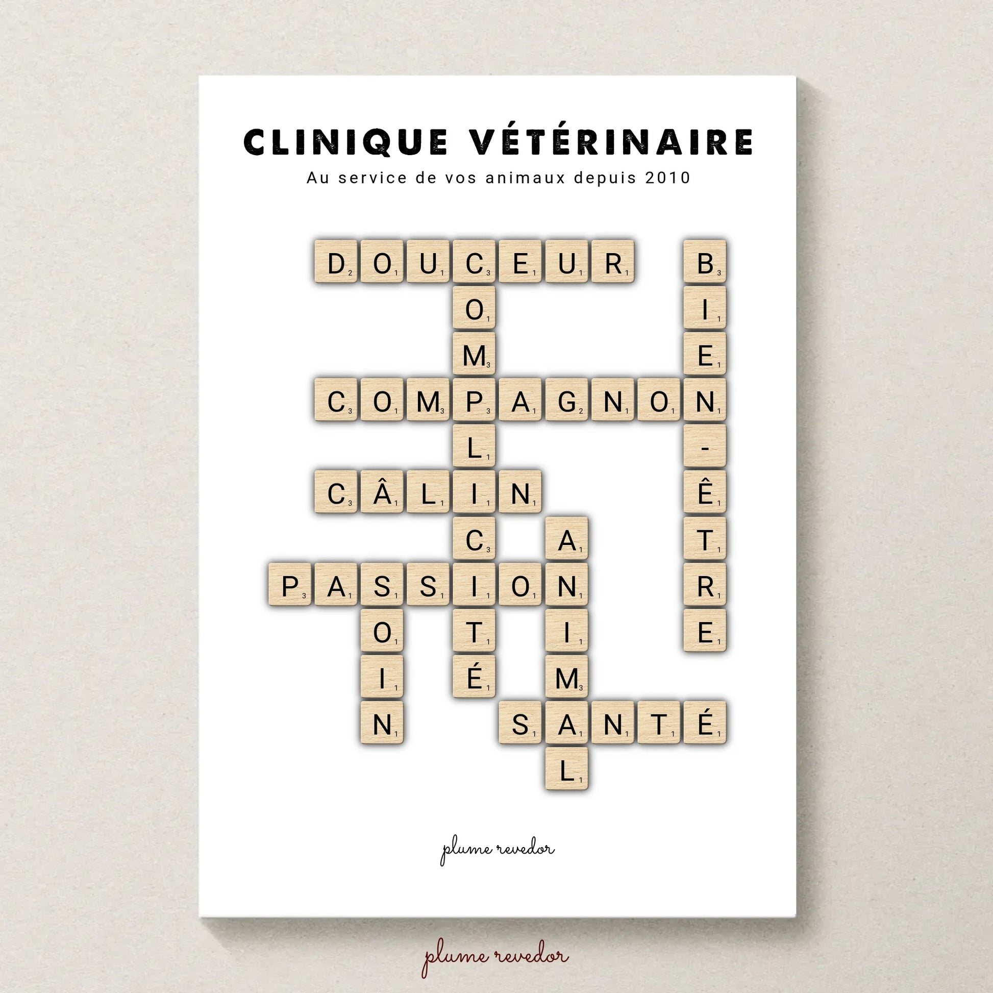 Détail des lettres scrabble beige formant les mots Fidélité, Attention et Douceur, sur fond blanc