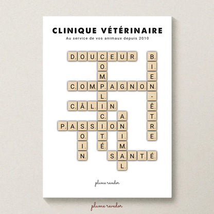 Détail des lettres scrabble beige formant les mots Fidélité, Attention et Douceur, sur fond blanc