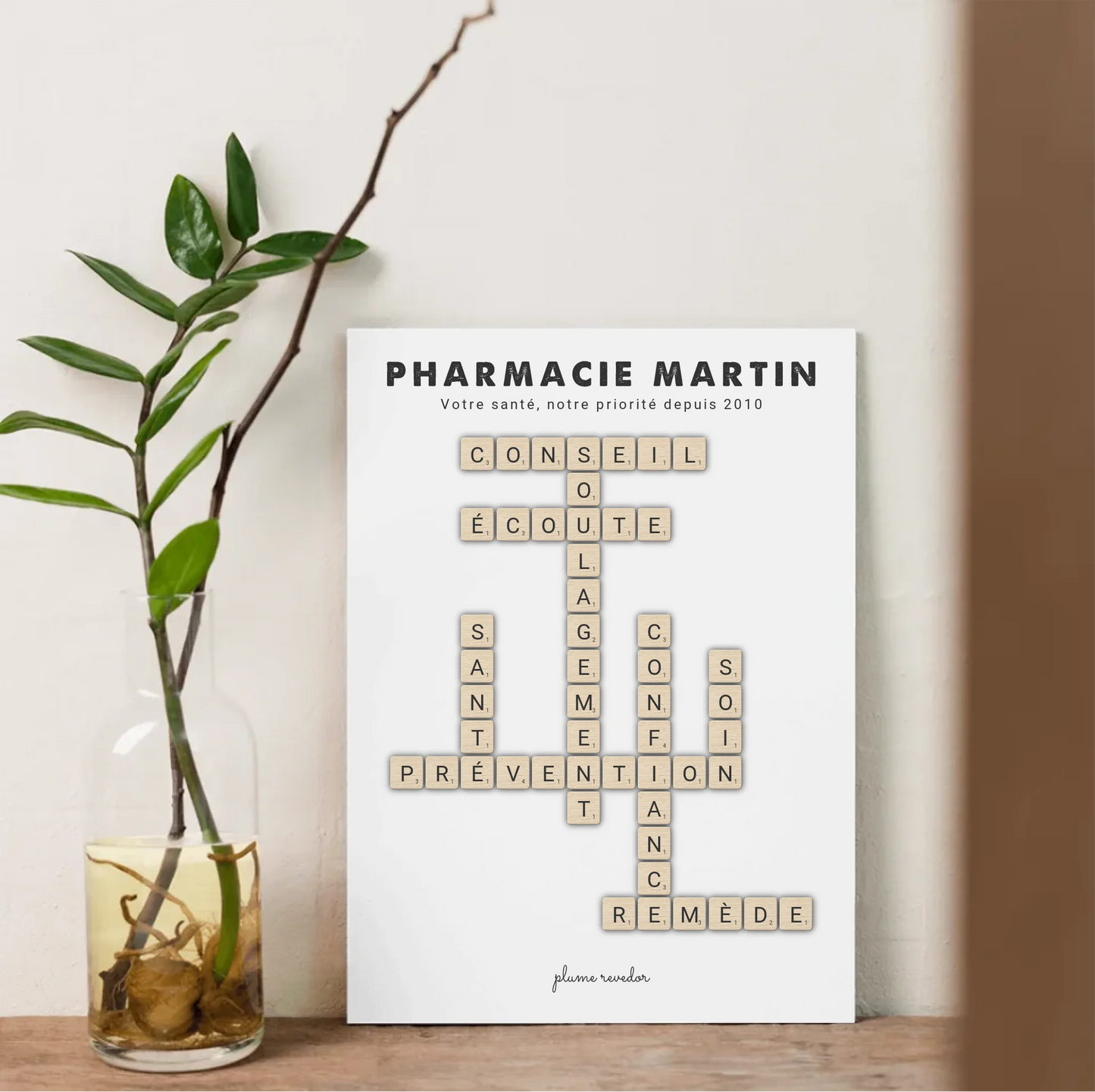 Affiche encadrée au mur d'une officine, décoration personnalisée au nom du pharmacien