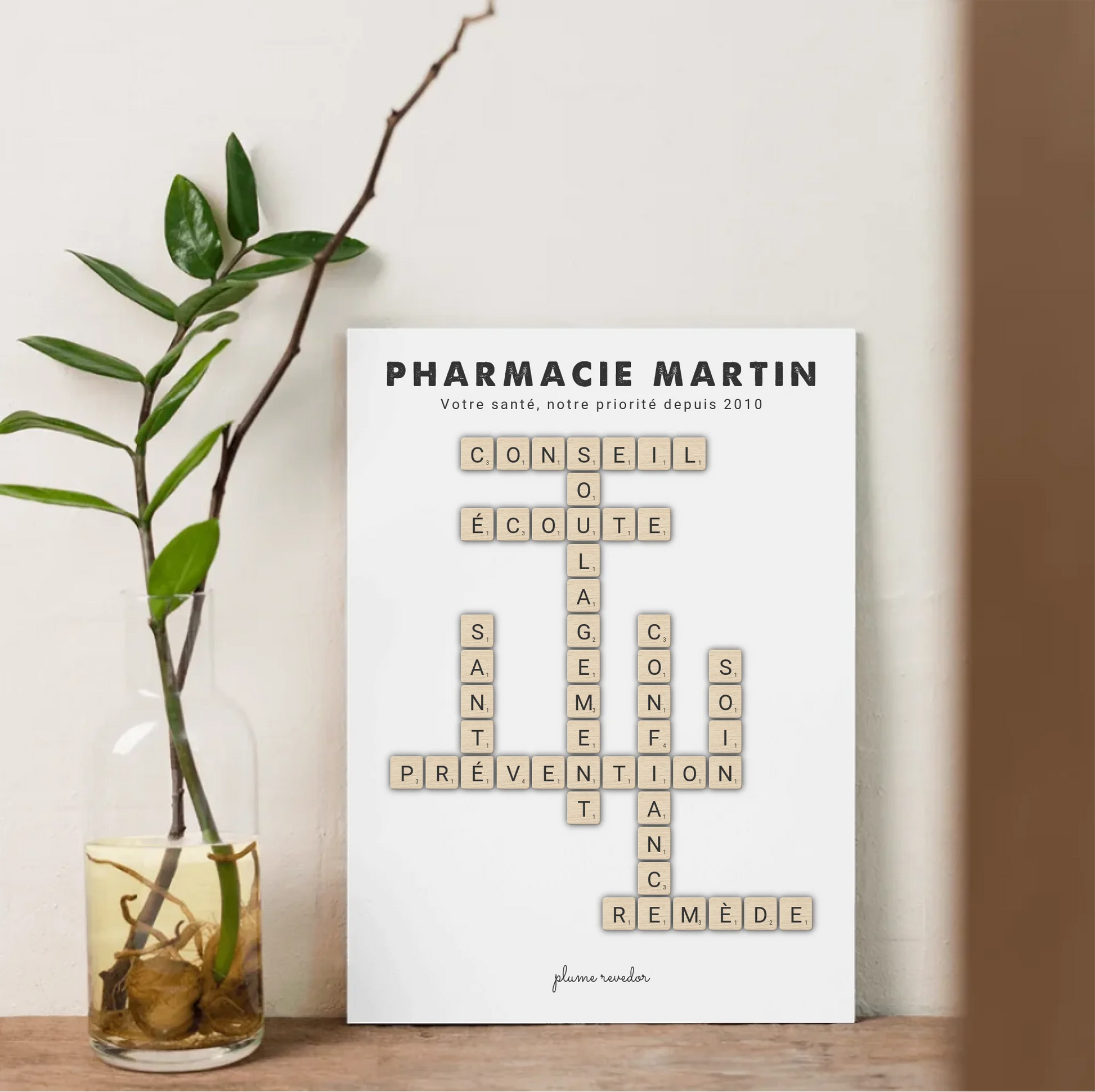 Affiche encadrée au mur d'une officine, décoration personnalisée au nom du pharmacien