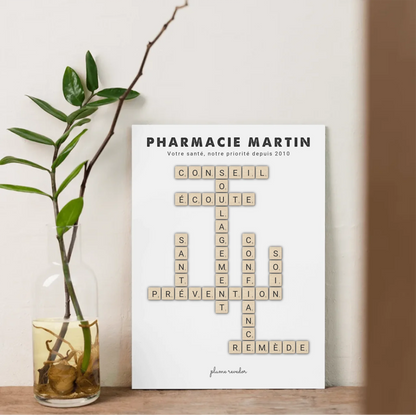 Affiche encadrée au mur d'une officine, décoration personnalisée au nom du pharmacien