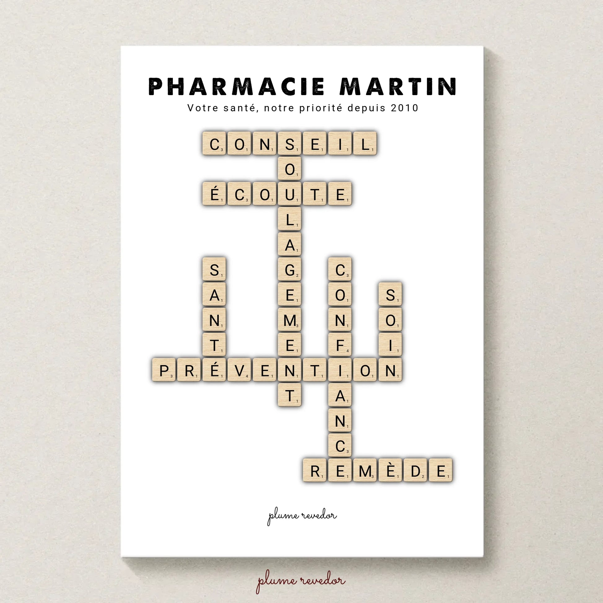 Détail des lettres scrabble beige formant les mots Écoute, Sourire et Bienveillance, sur fond blanc