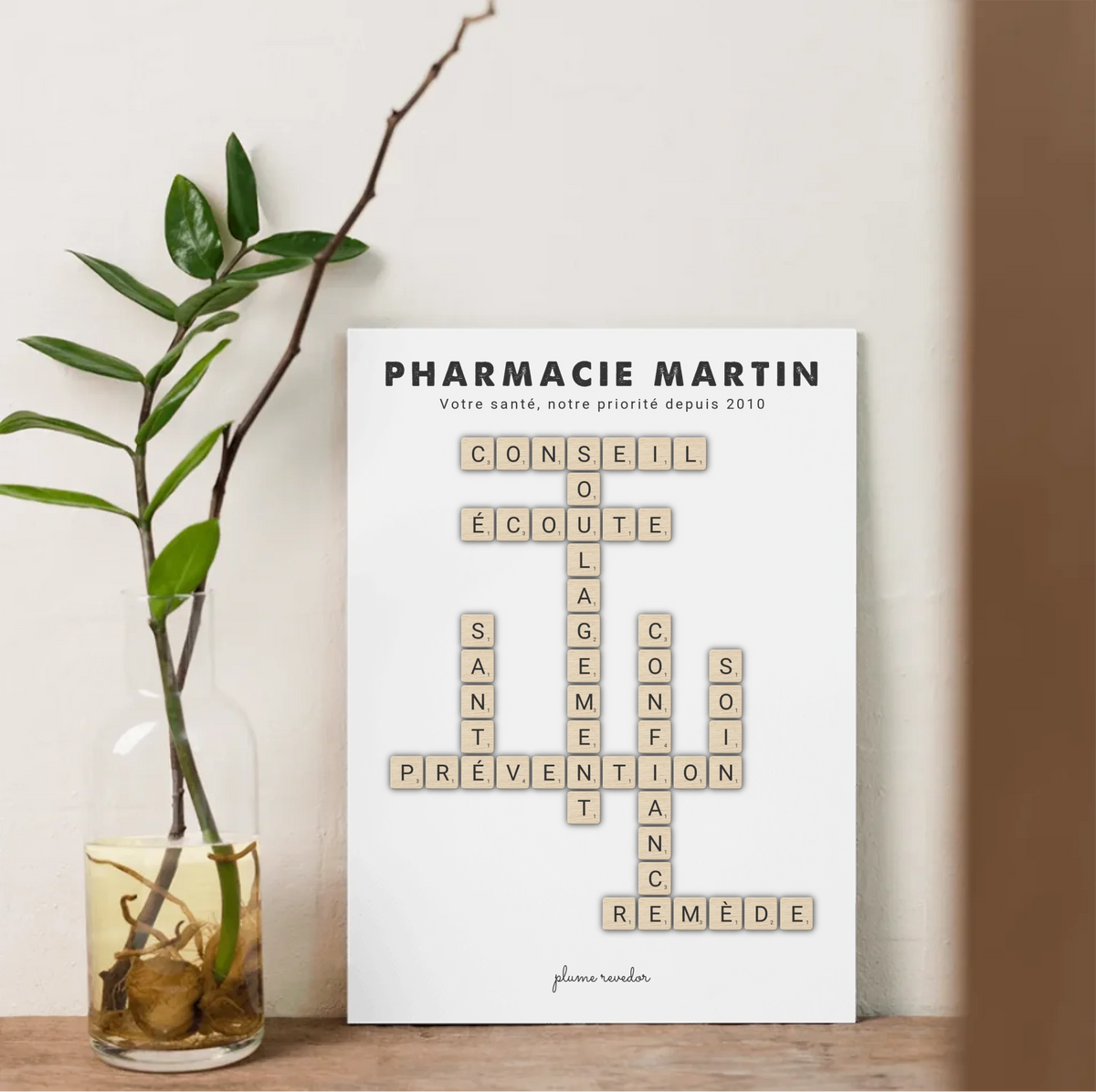 Affiche encadrée au mur d'une officine, décoration personnalisée au nom du pharmacien