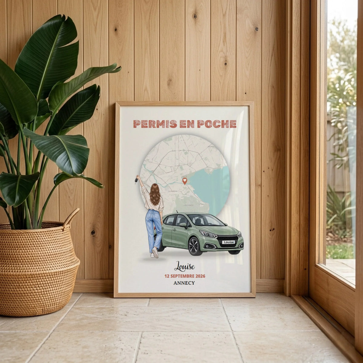 Affiche personnalisée du permis encadrée dans un intérieur avec une grande plante.