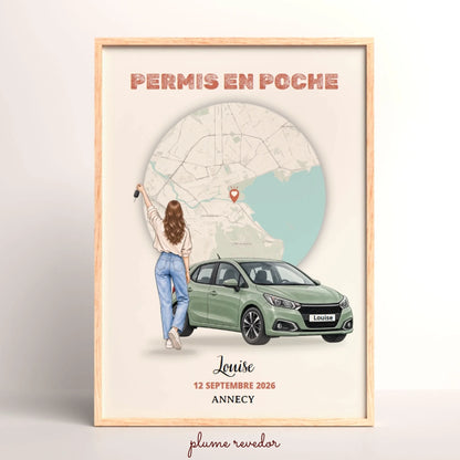Affiche Permis en poche avec personnage, voiture verte et carte, présentée dans un cadre clair.