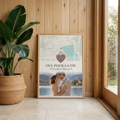 Affiche mariage personnalisée encadrée contre un mur en bois, avec carte et photo du couple.