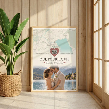 Affiche souvenir de mariage encadrée dans un intérieur lumineux, près d’une plante.