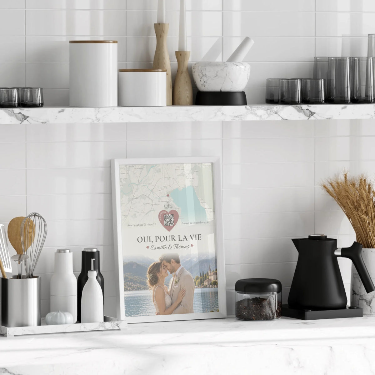 Affiche personnalisée du mariage posée sur une étagère dans une cuisine claire.