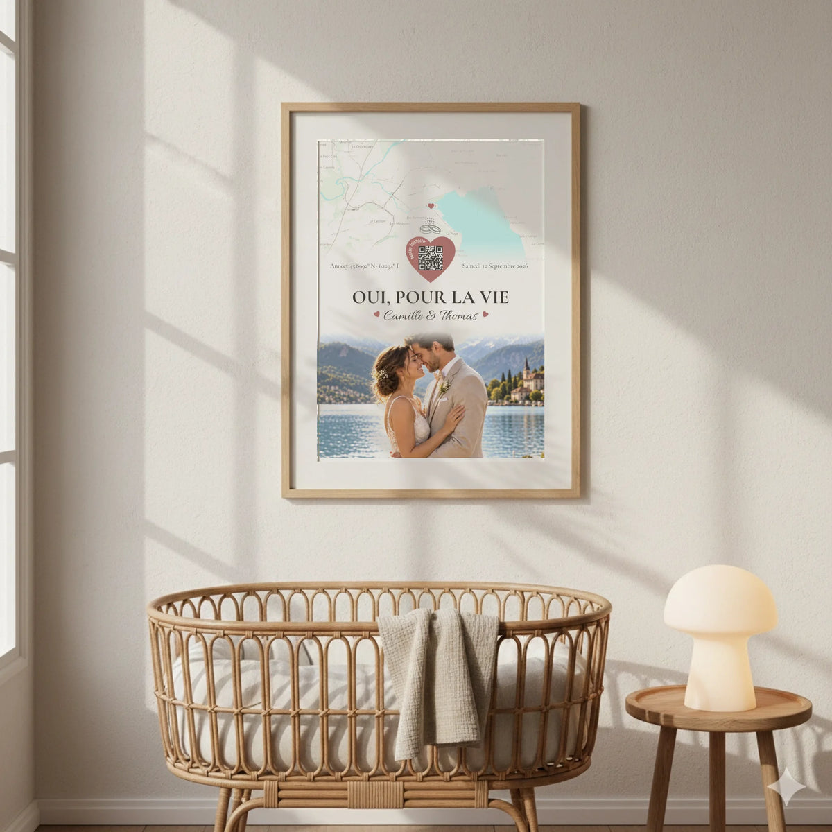 Affiche personnalisée encadrée au mur dans une chambre de bébé, au-dessus d’un berceau.