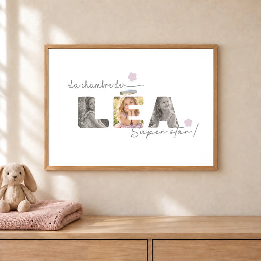 Affiche La chambre de Léa en photos dans un cadre en bois, avec un lapin en peluche et une couverture rose