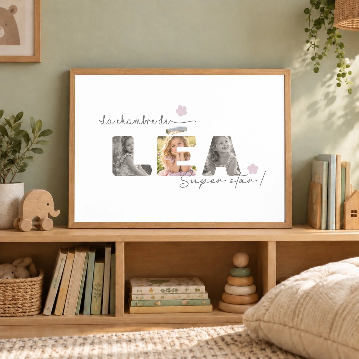 Affiche prénom en photos La chambre de Léa dans un coin lecture enfant aux couleurs sauge