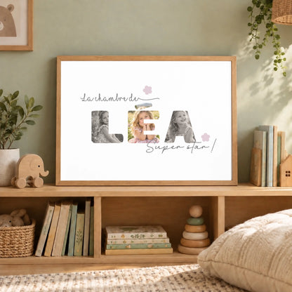 Affiche prénom en photos La chambre de Léa dans un coin lecture enfant aux couleurs sauge
