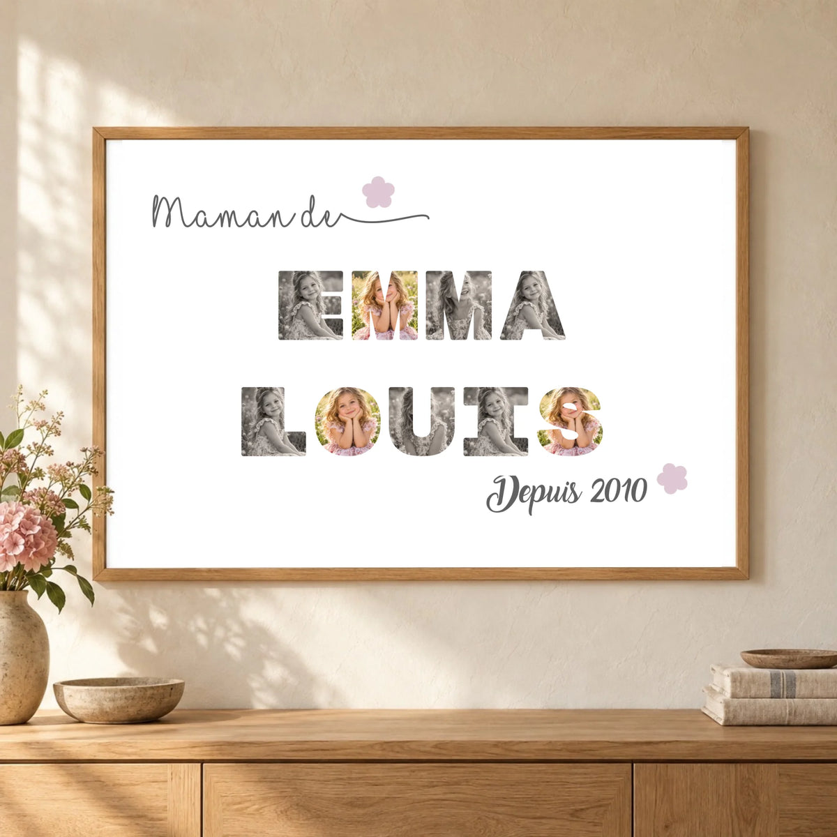 Affiche Maman de Emma et Louis en photos dans un cadre horizontal sur une console en bois