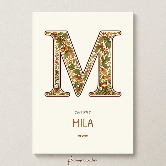 Affiche seule forêt : initiale illustrée, prénom Mila et illustrations assorties