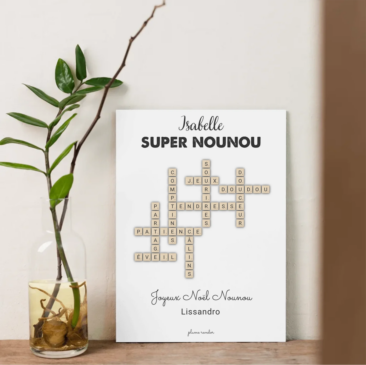 Affiche « Super nounou » posée sur une étagère près d’un vase, avec prénom et message personnalisés.