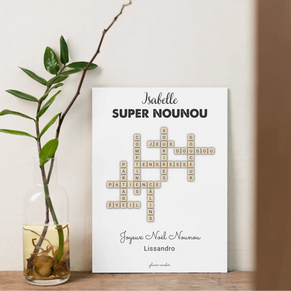 Affiche « Super nounou » posée sur une étagère près d’un vase, avec prénom et message personnalisés.