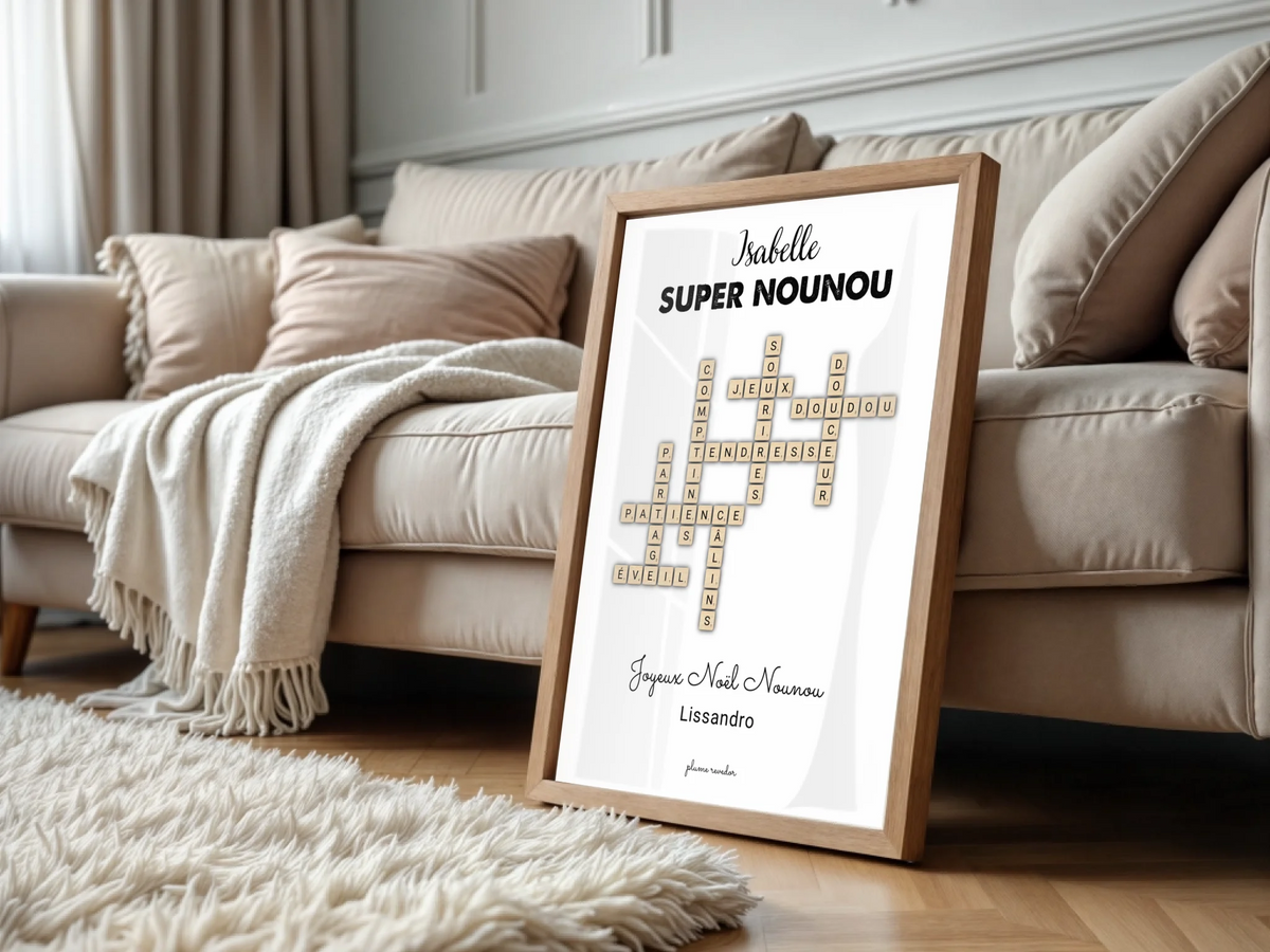 Affiche nounou à mots croisés dans un cadre en bois, posée devant un canapé dans un salon.