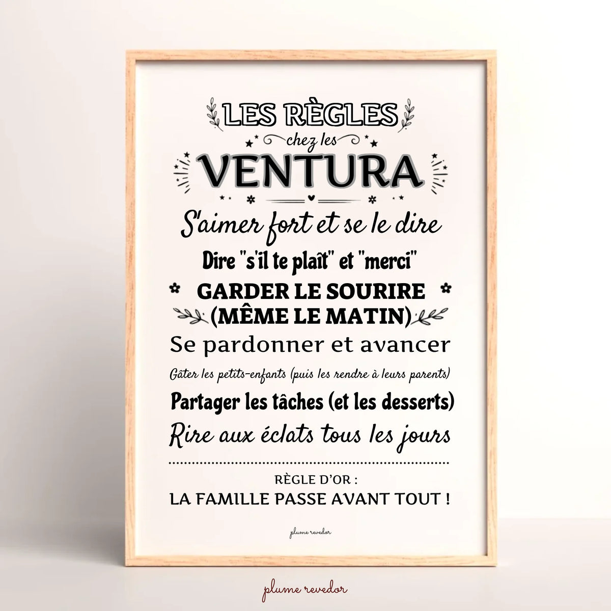 Affiche « Les règles chez les Ventura » dans un cadre clair, avec nom de famille et phrases personnalisables.