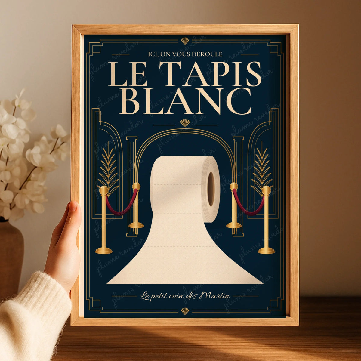 Affiche toilettes Grand Hôtel Le tapis blanc présentée dans un cadre en bois