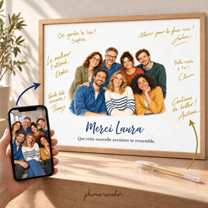 Exemple de personnalisation : photo de groupe sur téléphone, affiche Merci Laura dans un cadre en bois, six mots signés à l’encre dorée et stylo transparent à encre dorée en option à 9 €. Messages ajoutés à la main ; cadre de présentation non inclus.