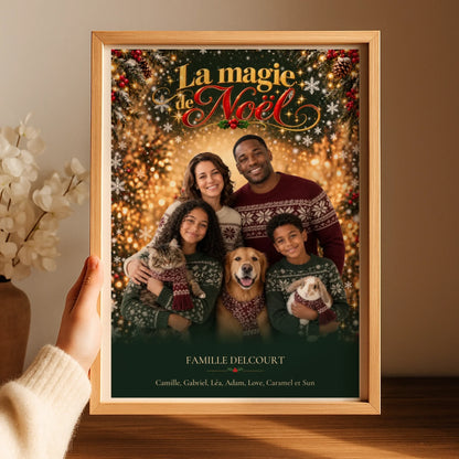 Affiche de Noël encadrée avec famille et animaux en pulls élégants, présentée sur une table avec une main sur le cadre.