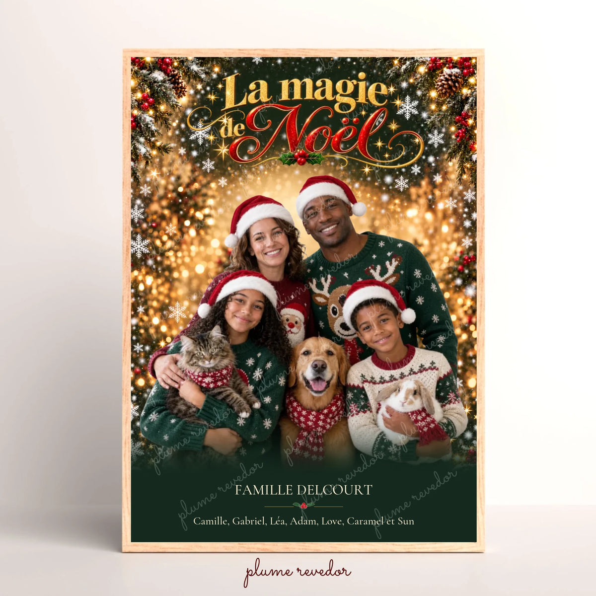 Affiche de Noël personnalisée La magie de Noël, portrait de famille avec animaux, nom et prénoms sur fond vert et flocons blancs.