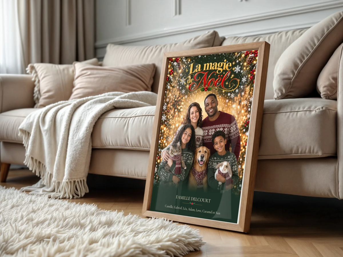 Affiche de Noël personnalisée encadrée près d’un canapé. Cadre présenté pour la mise en scène.
