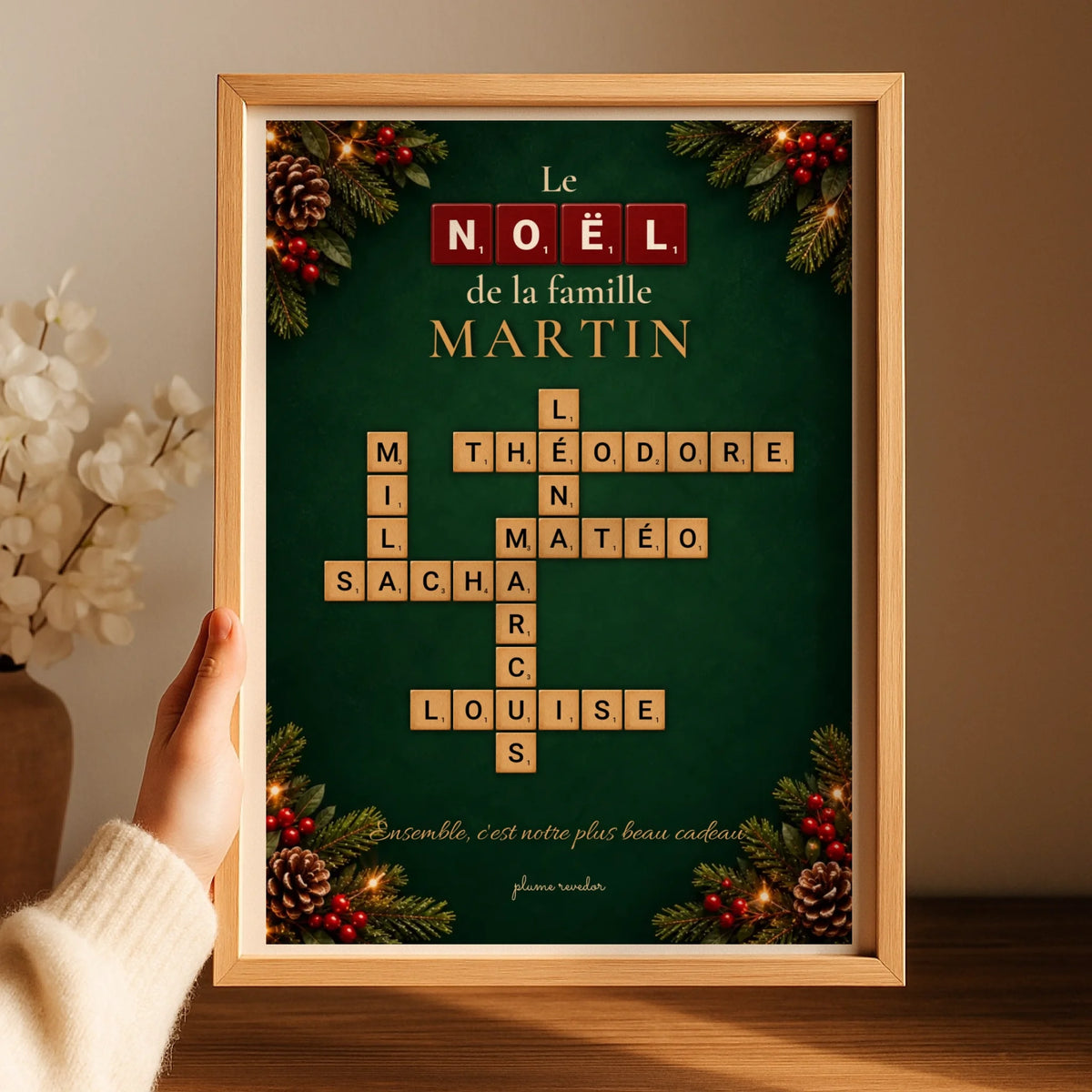 Détail du mot NOËL en lettres de Scrabble rouges et des prénoms personnalisés