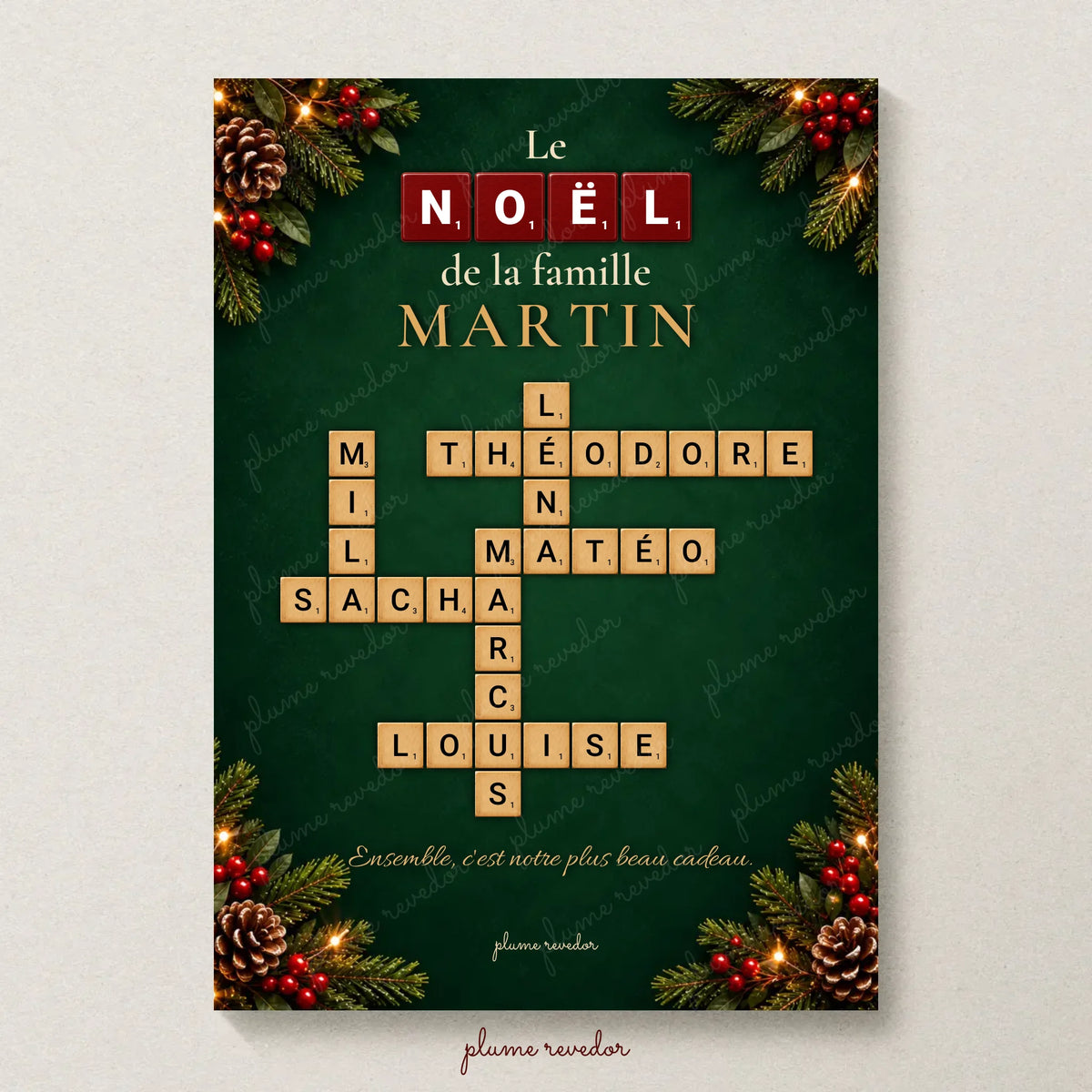 Affiche de Noël personnalisée encadrée en bois clair dans un salon décoré pour les fêtes