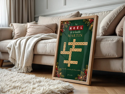 Affiche famille Noël avec pièces de Scrabble rouges et prénoms croisés en bois beige