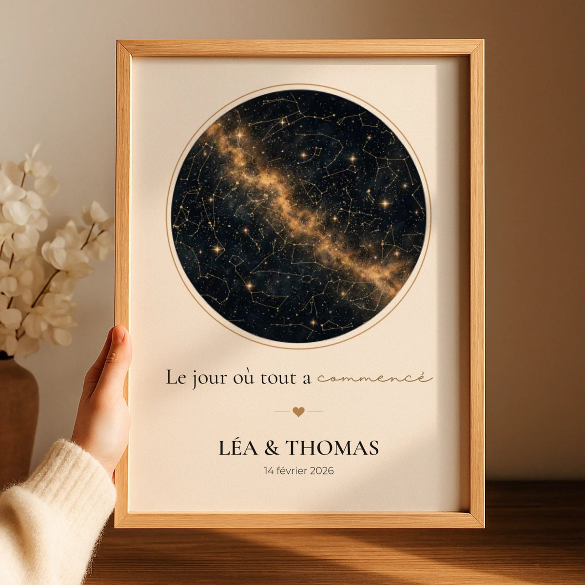 Affiche ciel étoilé doré dans un cadre en bois tenu à la main, cadeau personnalisé pour couple
