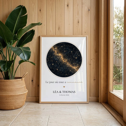 Affiche carte des étoiles personnalisée encadrée dans un intérieur lumineux avec plante verte