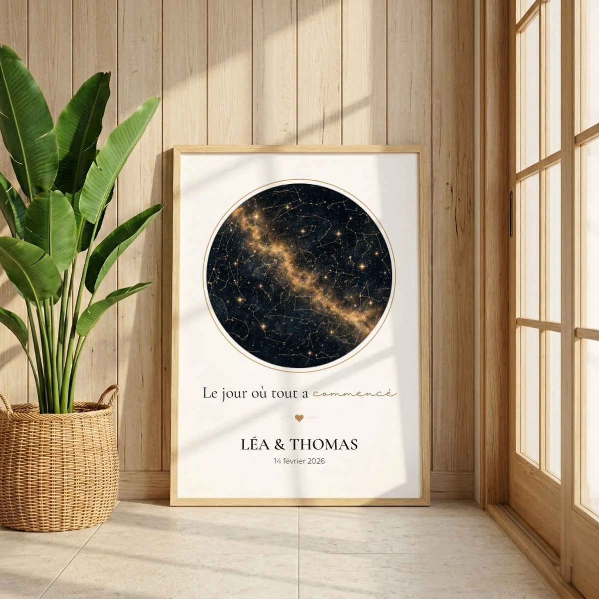 Affiche ciel étoilé noir et or encadrée dans une décoration intérieure avec plante et fenêtre