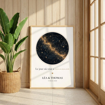 Affiche ciel étoilé noir et or encadrée dans une décoration intérieure avec plante et fenêtre