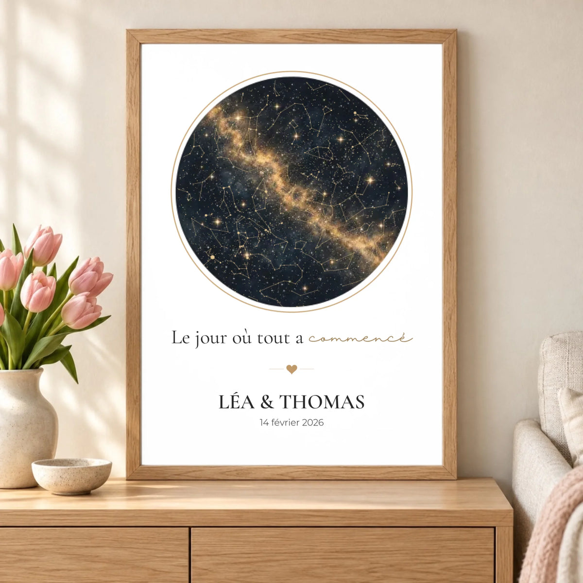 Affiche ciel étoilé personnalisée posée sur un meuble en bois avec bouquet de fleurs roses
