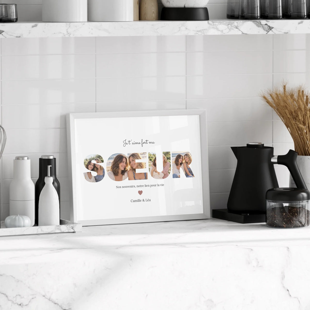 Affiche sœur personnalisée avec photos intégrées dans les lettres du mot SOEUR en décoration intérieure