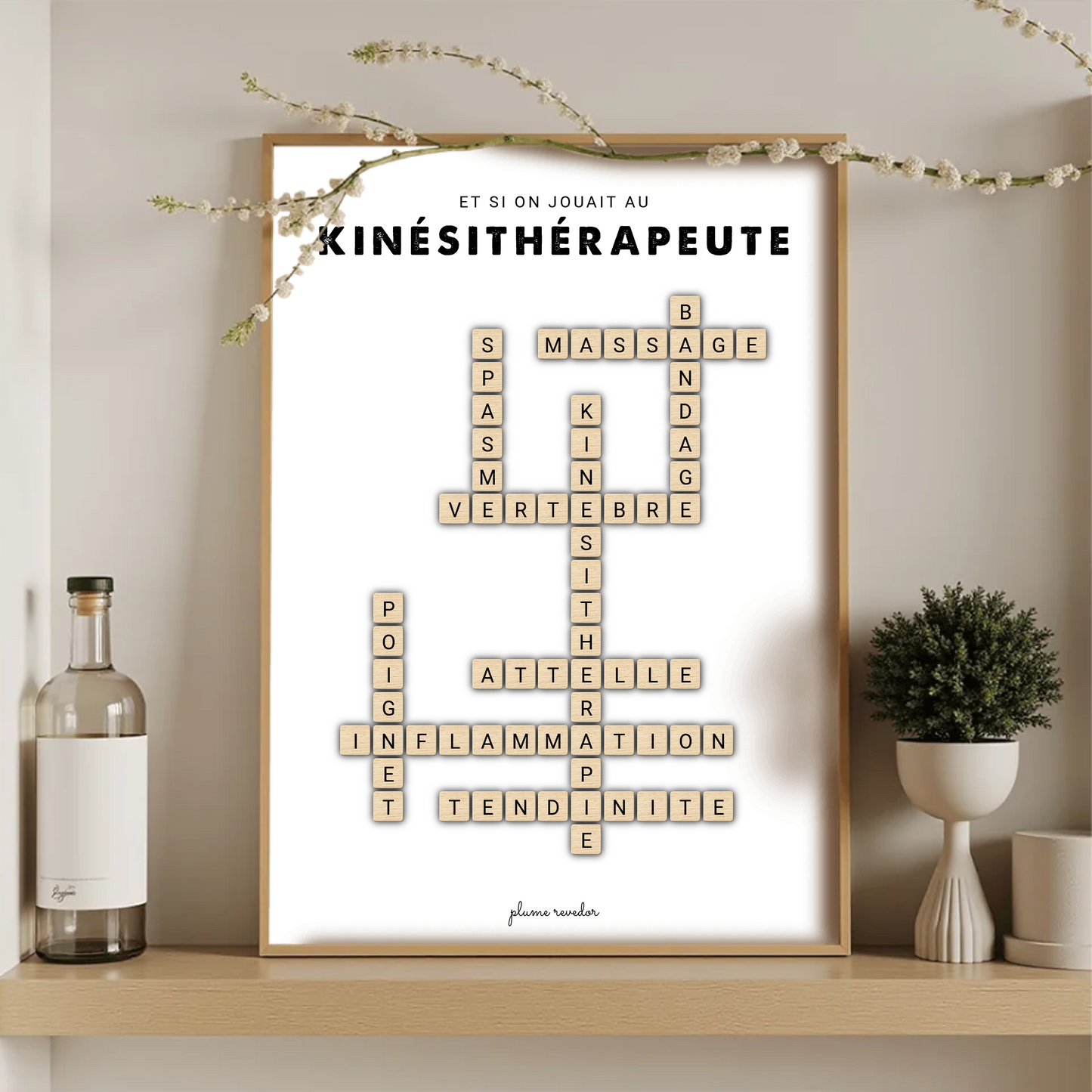 Affiche mots croisés kiné en bois encadrée dans un cabinet de kinésithérapie