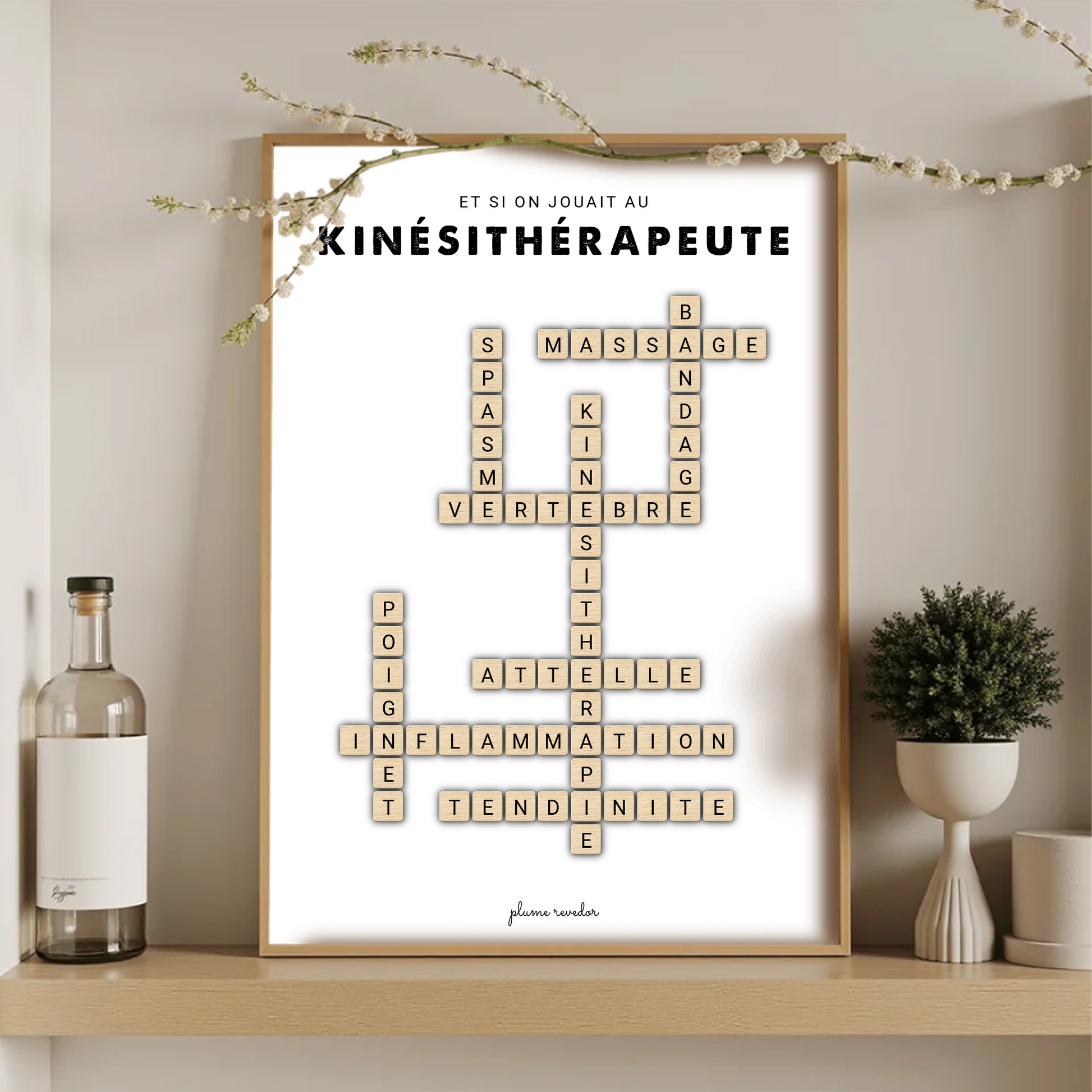 Affiche mots croisés kiné en bois encadrée dans un cabinet de kinésithérapie