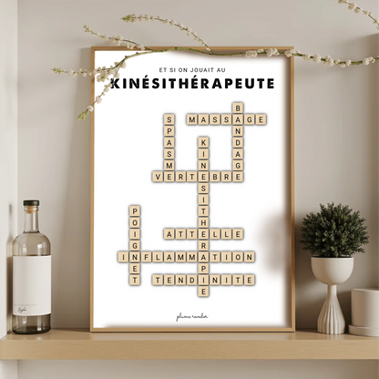 Affiche mots croisés kiné en bois encadrée dans un cabinet de kinésithérapie