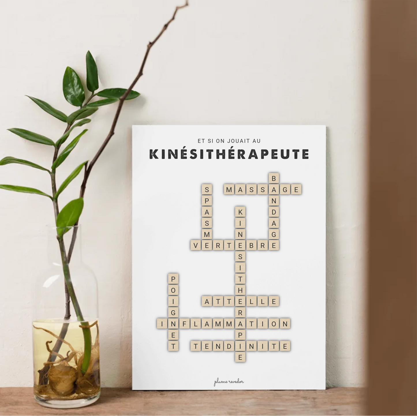 Affiche mots croisés kiné en bois encadrée dans un cabinet de kinésithérapie