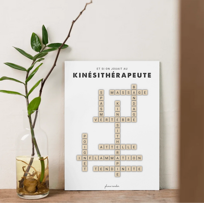 Affiche mots croisés kiné en bois encadrée dans un cabinet de kinésithérapie